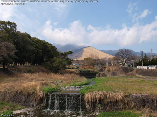 境川(別府市) 古戦場橋から見る扇山