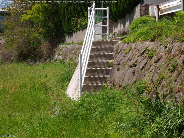 境川(別府市) 道路へ登るための階段