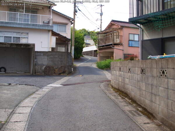 南立石生目町(別府市) 道路の下には板地川が流れている