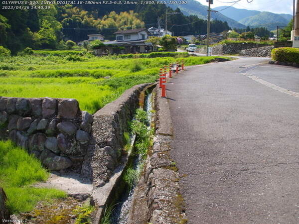 堀田(別府市) 田んぼの横を流れる板地川
