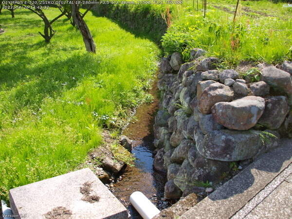 堀田(別府市) 田んぼの横を流れる板地川