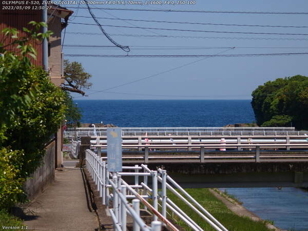 境川(別府市) 境橋と新境川橋の先に海が見える
