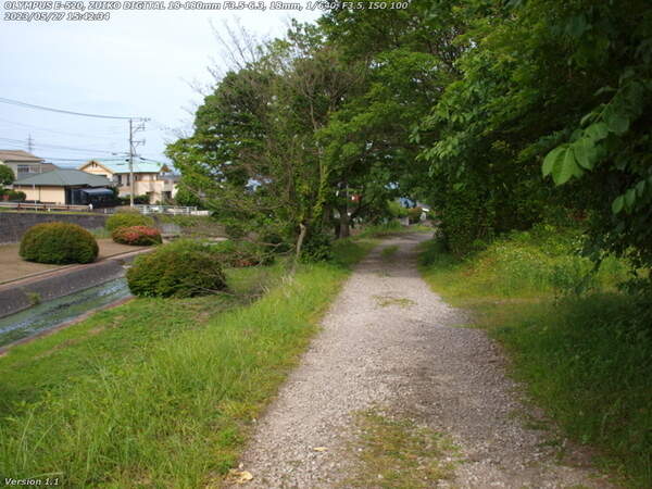 南立石二区(別府市) 境川の土手上の未舗装路を下る