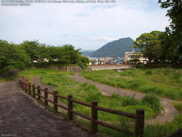 境川(別府市) 遊歩道を下って河川敷広場へ