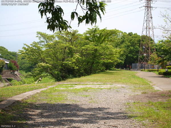 南立石二区(別府市) 境川の土手上の未舗装路を下る