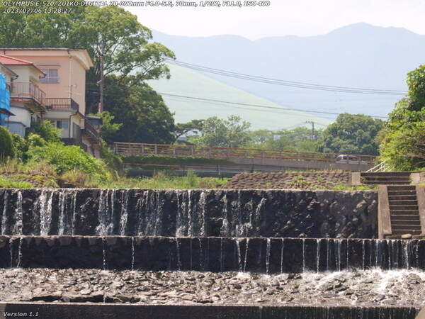 境川(別府市) 扇山が霞んで見える