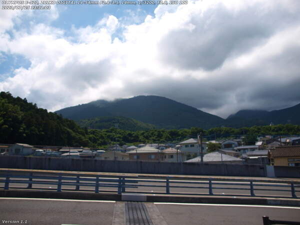 南立石板地町(別府市) 52号線の板地橋の歩道からの鶴見岳