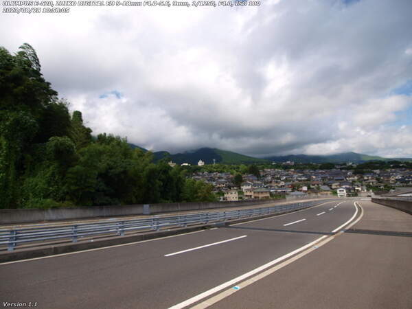 南立石板地町(別府市) 52号線の板地橋の歩道からの扇山の眺め