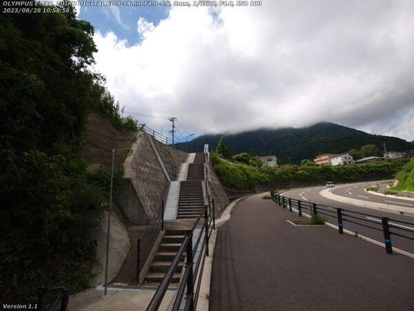 南立石板地町(別府市) 左の階段はべっぷ鶴見岳一気登山道の一部
