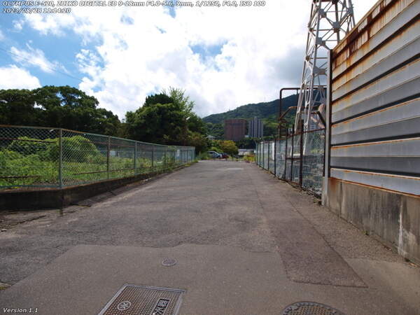 鶴見園町(別府市) 道路を逸れてトキハインダストリー鶴見園店へ向かう