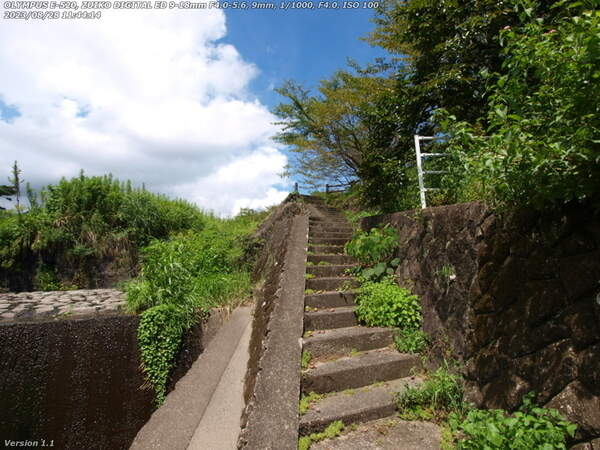 境川(別府市) 古戦場橋をくぐって左岸の遊歩道へ向かう