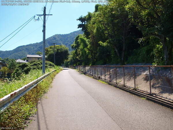 南立石生目町(別府市) 高速道路沿いの道