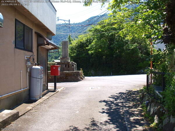 南立石本町(別府市) もう営業していない商店の前を通り過ぎる