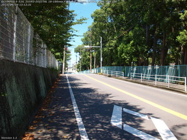 南荘園町(別府市) 青山中学校の前を通る
