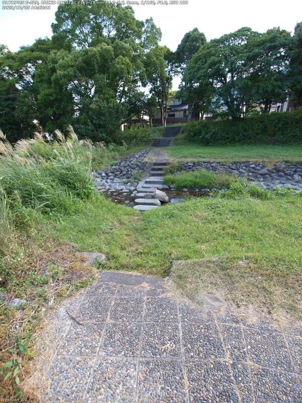 境川(別府市) 飛び石で対岸へ渡って土手上の遊歩道へ