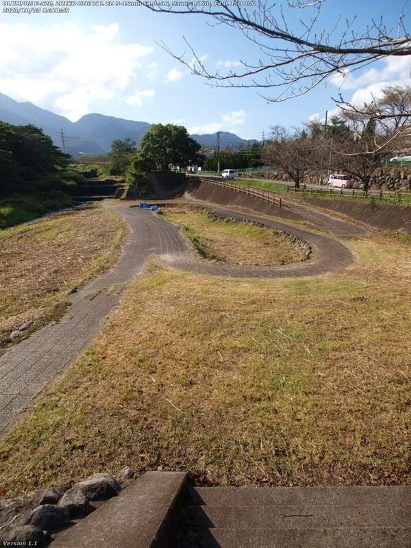境川(別府市) すっかり除草されている