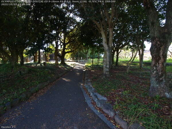 南立石公園(別府市) 境川の土手上の遊歩道へ向かう