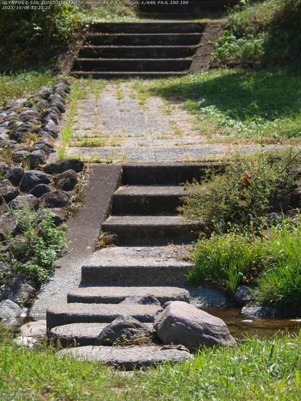 境川(別府市) 飛び石で対岸へ渡って土手上の遊歩道へ