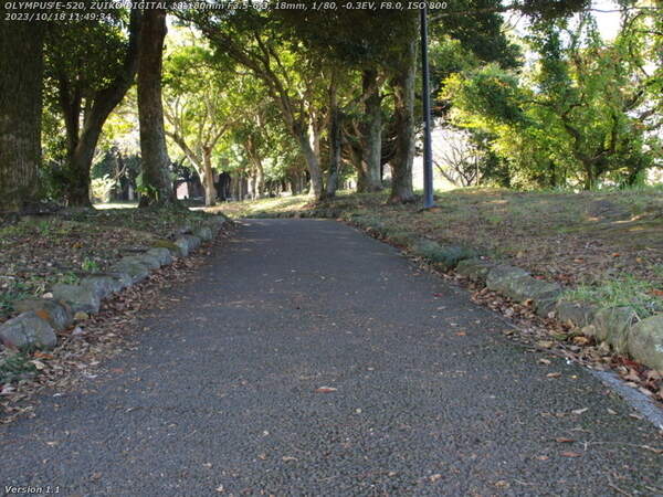南立石公園(別府市) 境川の土手上の遊歩道へ向かう