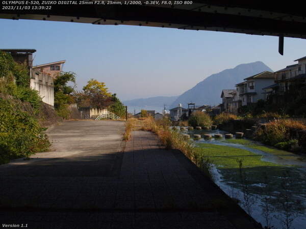 境川(別府市) 古戦場橋の下から眺める高崎山と別府湾