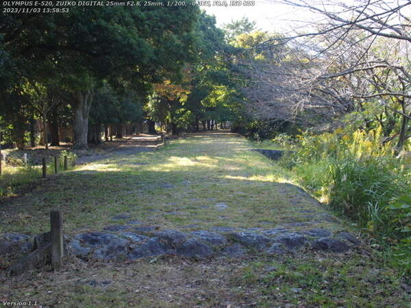 南立石公園(別府市) 境川の土手上の遊歩道へ