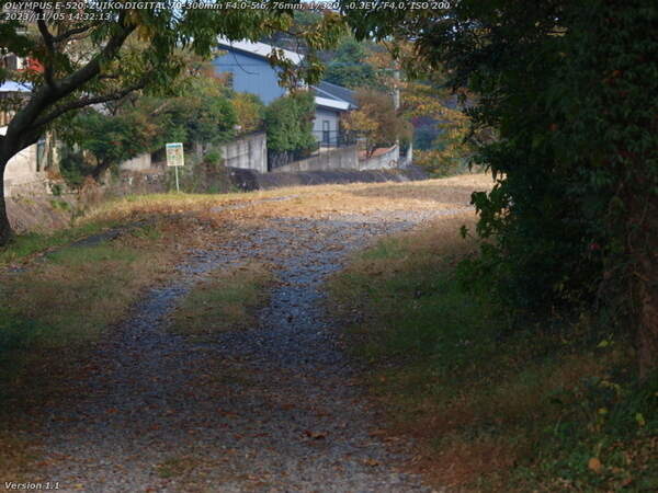 南立石二区(別府市) 境川の土手上の未舗装路を下る