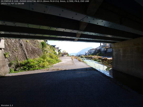 境川(別府市) 古戦場橋の下から見る高崎山と別府湾