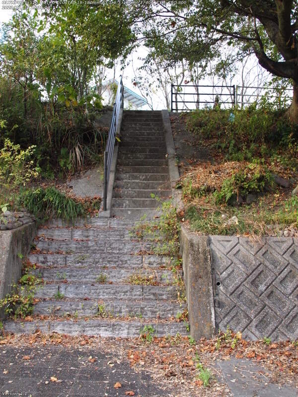 境川(別府市) 階段で道路へ上がる