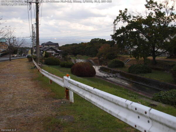 扇山町(別府市) 境川の土手上の草地を下る