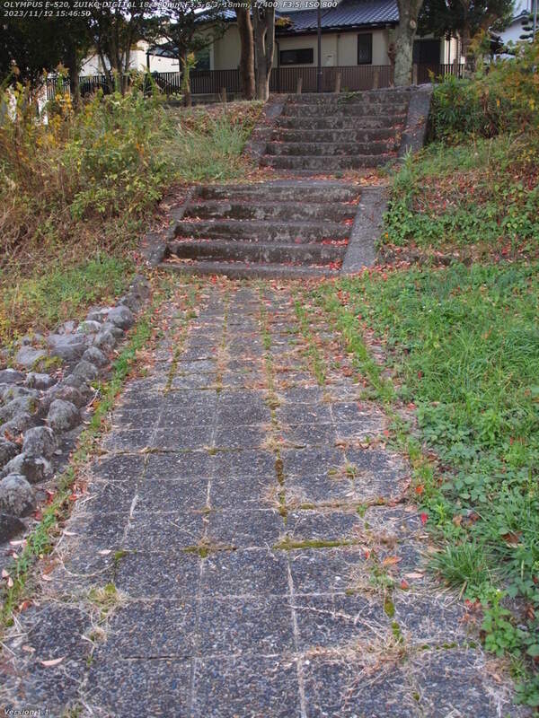 境川(別府市) 階段で土手上の遊歩道へ