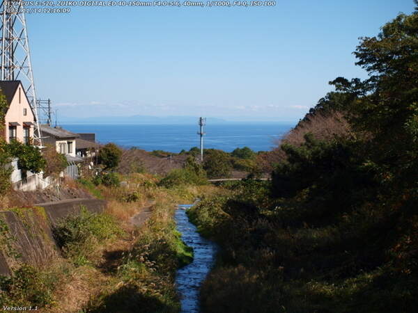 境川(別府市) 飛び石の途中から眺める別府湾とその先の四国