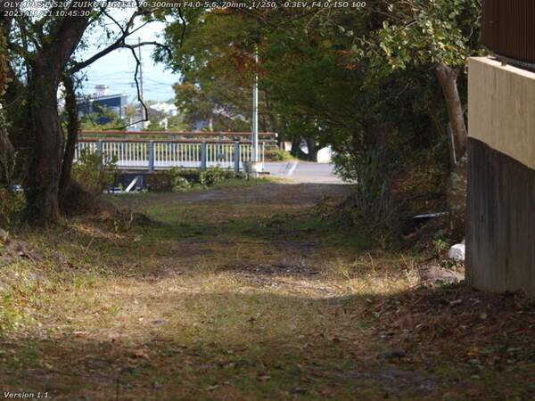 南立石生目町(別府市) 境川の土手上の未舗装路を下る