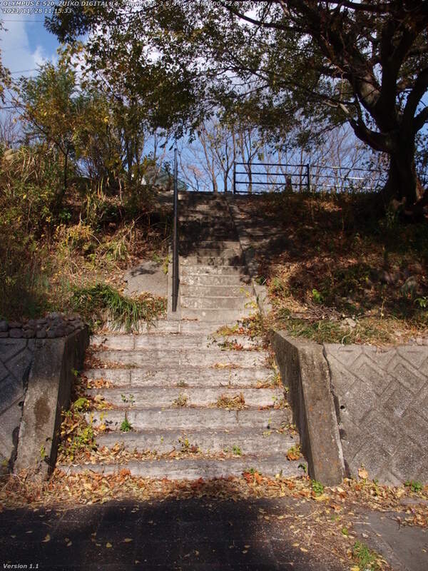 境川(別府市) 階段で土手上の道路へ上がる