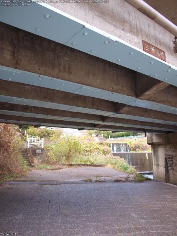 境川(別府市) 古戦場橋をくぐり右岸の階段で南立石公園へ