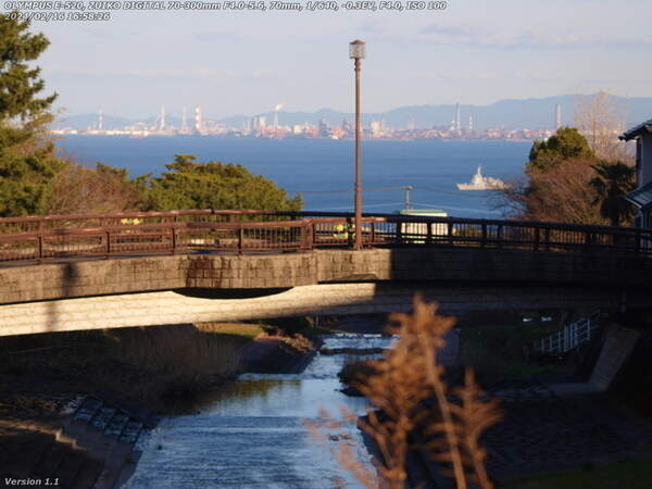 境川(別府市) であい橋と護衛艦はぐろ