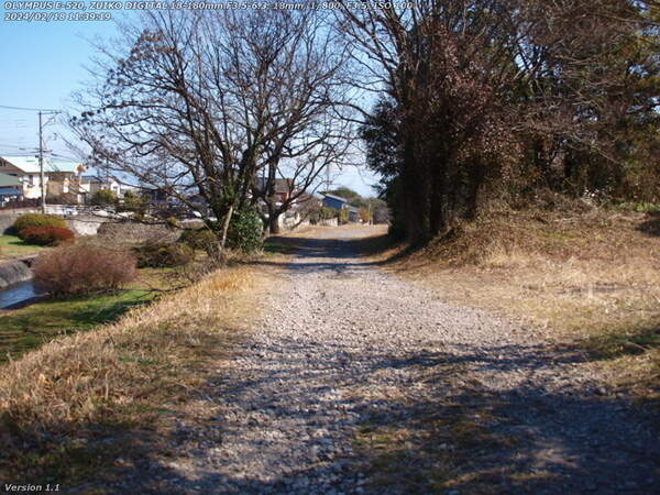 南立石二区(別府市) 境川の土手上の未舗装路を下る