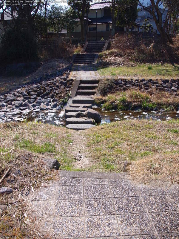 境川(別府市) 飛び石で対岸へ渡る