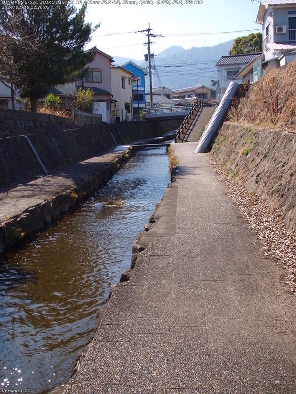 板地川(別府市) 天満小橋が見える