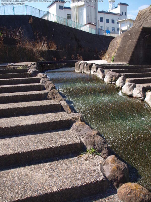 板地川(別府市) 別府市 消防本部が見える