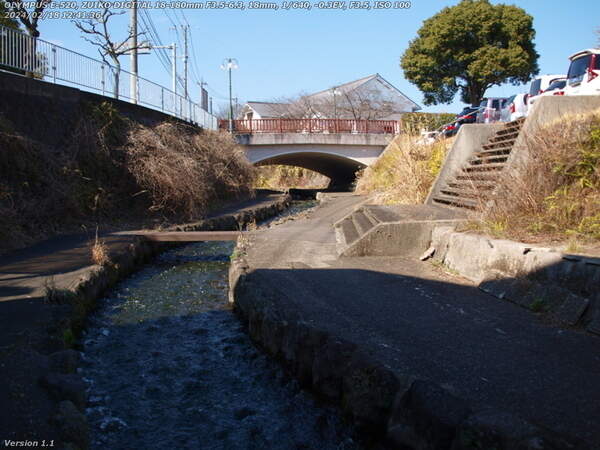 板地川(別府市) 別府コミュニティーセンターの橋が見える