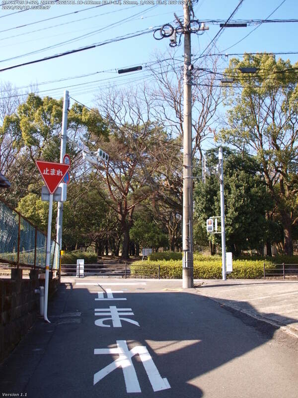 南荘園町(別府市) 信号機で鉄輪線を渡れば南立石公園