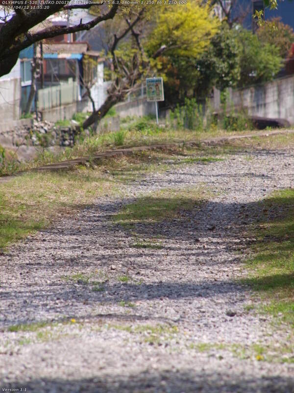 南立石二区(別府市) 西別府橋の横から境川の土手上の未舗装路へ入る