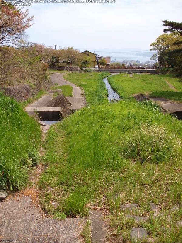 境川(別府市) イナコスの橋を越えてさらに下る