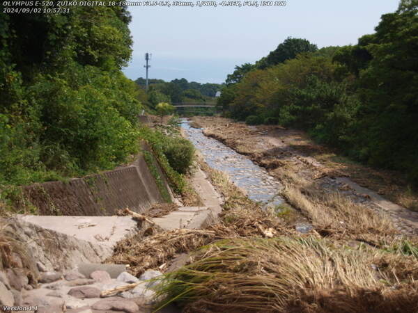 境川(別府市) 河川敷広場に生い茂っていた草が台風による大雨で流されている