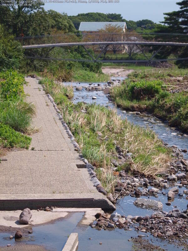 境川(別府市) イナコスの橋の2つ上流の砂防ダムの横の水路の蓋がなくなっている
