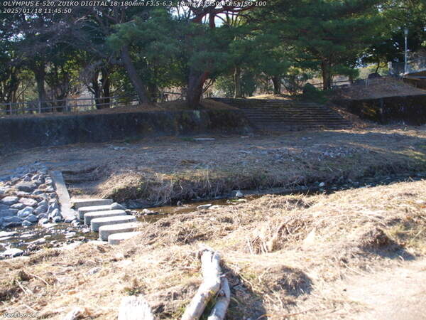 境川(別府市) 飛び石で右岸へ渡って階段で南立石公園へ