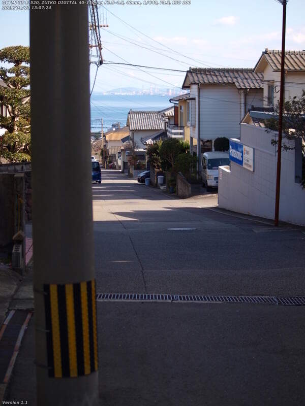 南立石八幡町(別府市) 鶴見園町を下っていく