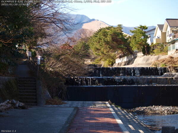 境川(別府市) 扇山が見える