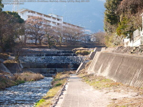境川(別府市) 西別府団地が見える