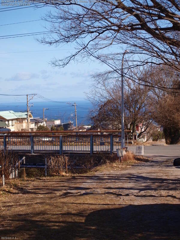 南立石生目町(別府市) 境川の土手上の未舗装路を下る